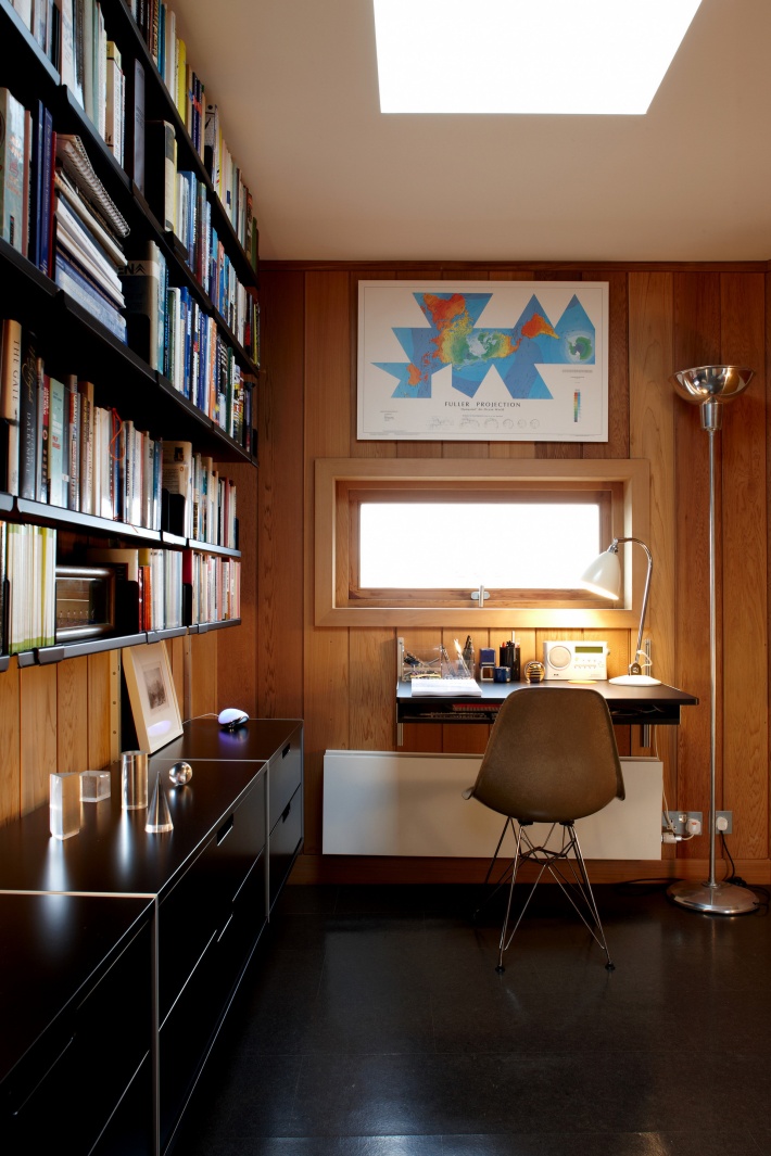 نحن لا نبيع الكثير من الرفوف السوداء ولكن عندما تراهم مثل هذا تتساءل لماذا.  لاحظ الرف المكتبي مع مسارين لإنشاء دراسة الرجل المثالي في 21st Century London