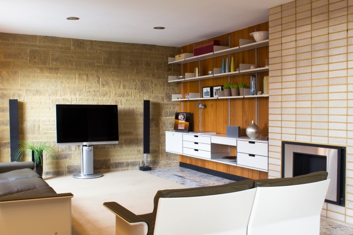 The 620 Chair Programme and 606 Universal Shelving System at home together.
