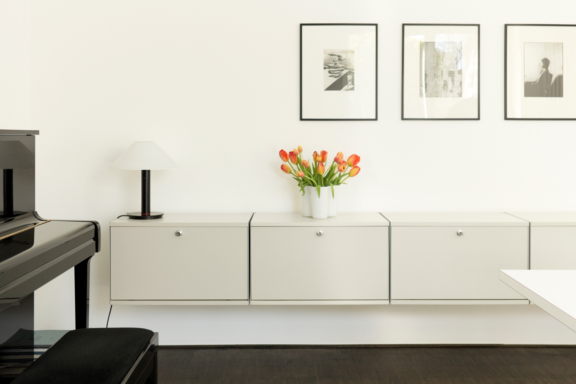 Sideboard locker cabinets for storage in the living room. Floating console, wall mounted. Vitsœ Modular 606 Universal Shelving System. Designer furniture, Dieter Rams