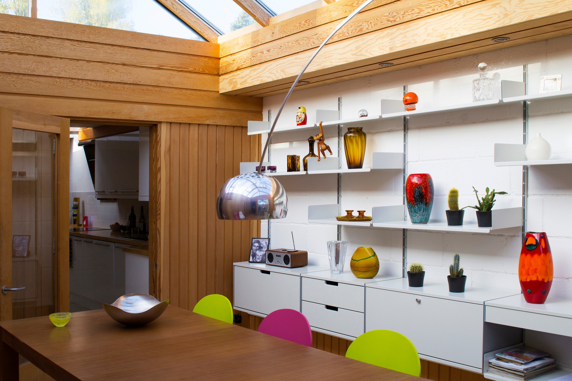 Sideboard storage cabinets and open shelves unit in dining room, wall mounted. Display and bookshelf. Vitsœ Modular 606 Shelving System. Designer shelves, Dieter Rams