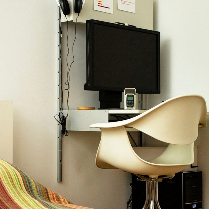 يوفر مساران ، رف مكتب واحد ورف دوار واحد مساحة العمل الأكثر إحكاما.  لك مقابل 811 دولار (بما في ذلك ضريبة القيمة المضافة) - معرفة المزيد