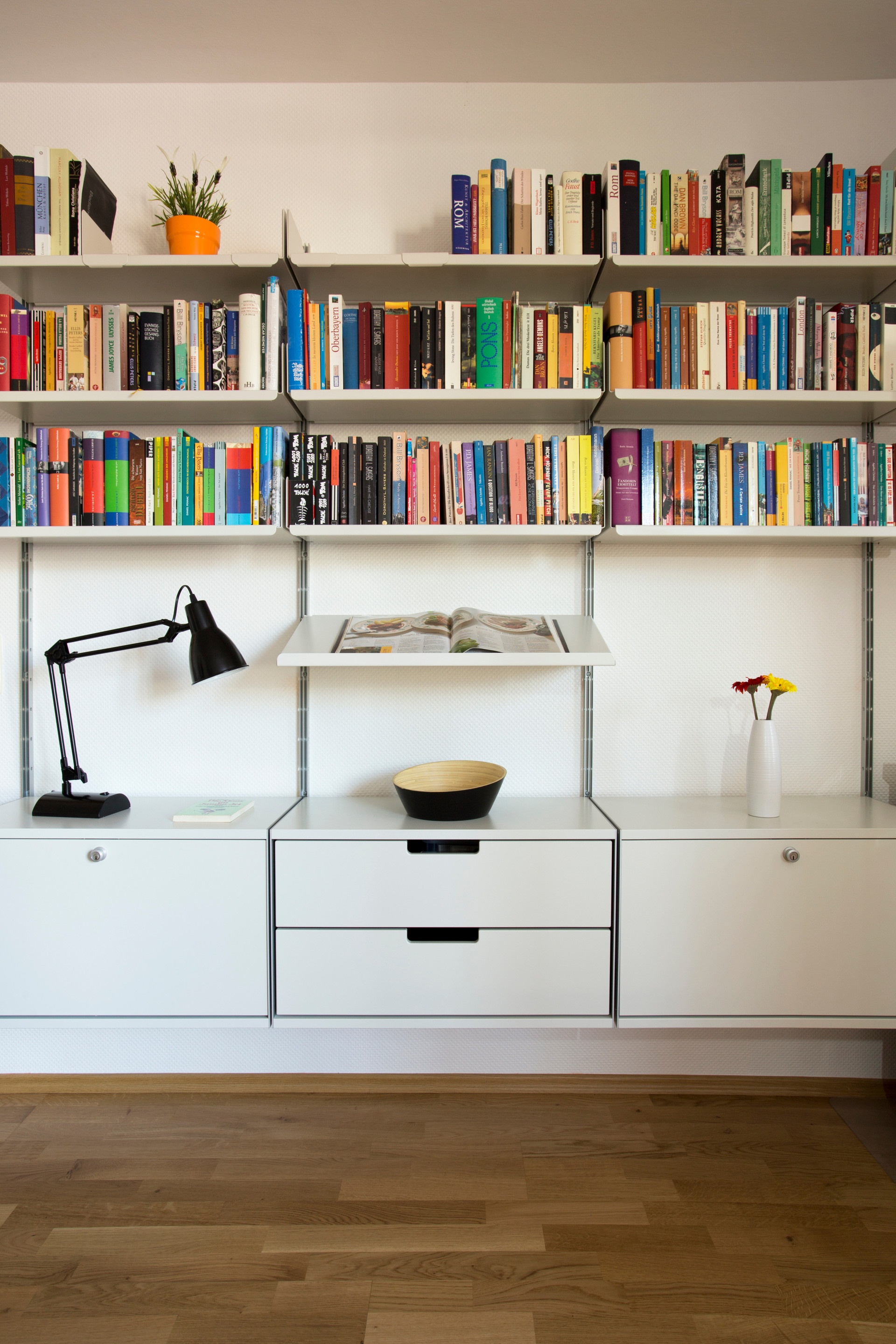 Gallery 606 Universal Shelving System Vitsœ