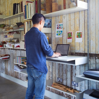 Floating stand up desk shelf. Modular, adjustable and reversible shelving for trays, books, printer and scanner. Vitsœ 606, designer Dieter Rams