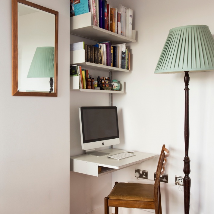 يصبح الكوة الضيقة مساحة عمل ؛  رف المكتب و iMac في المنزل