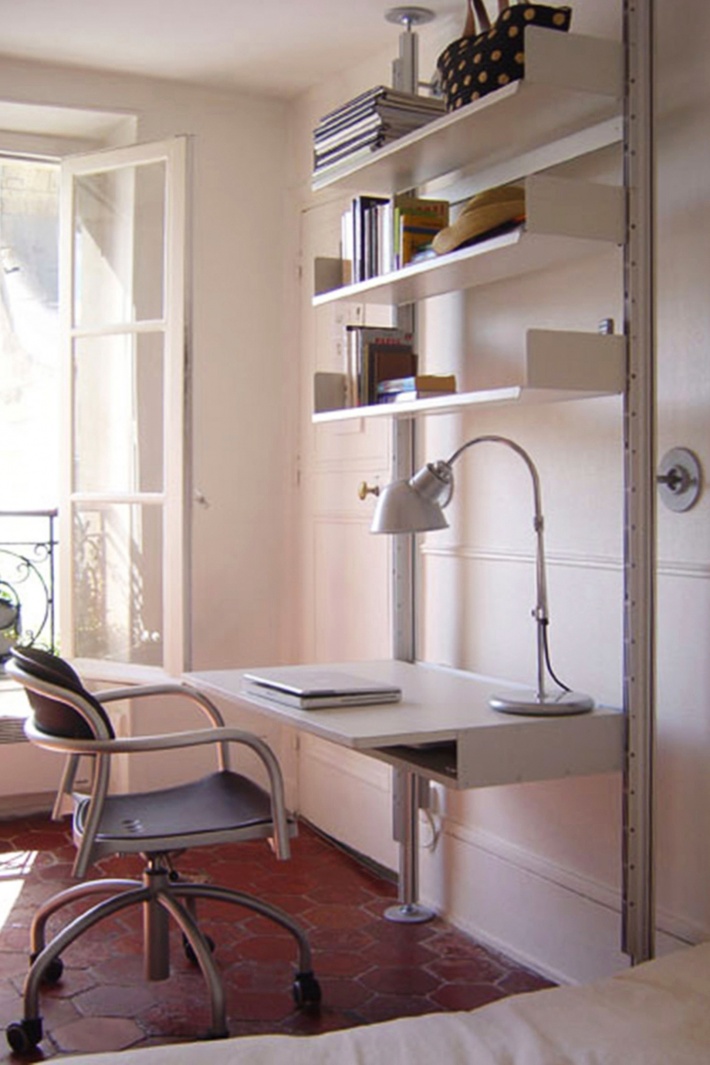 مضغوط بين السقف والأرض لاحترام الجدار المغطى بألواح ، يوفر الرف المكتبي سطح العمل.  أرسل لنا صورة لمساحتك وسنخطط لك هذا