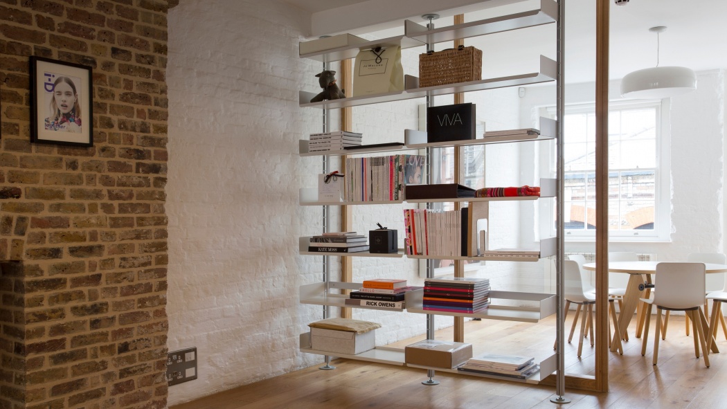 compression shelving system, floor to ceiling bookshelf, room divider, functional and modern living-dining room. Modular Vitsœ 606. Designer shelves Dieter Rams