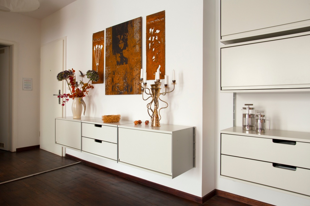 Six cabinets contain much storage so that art and objects come to the fore
