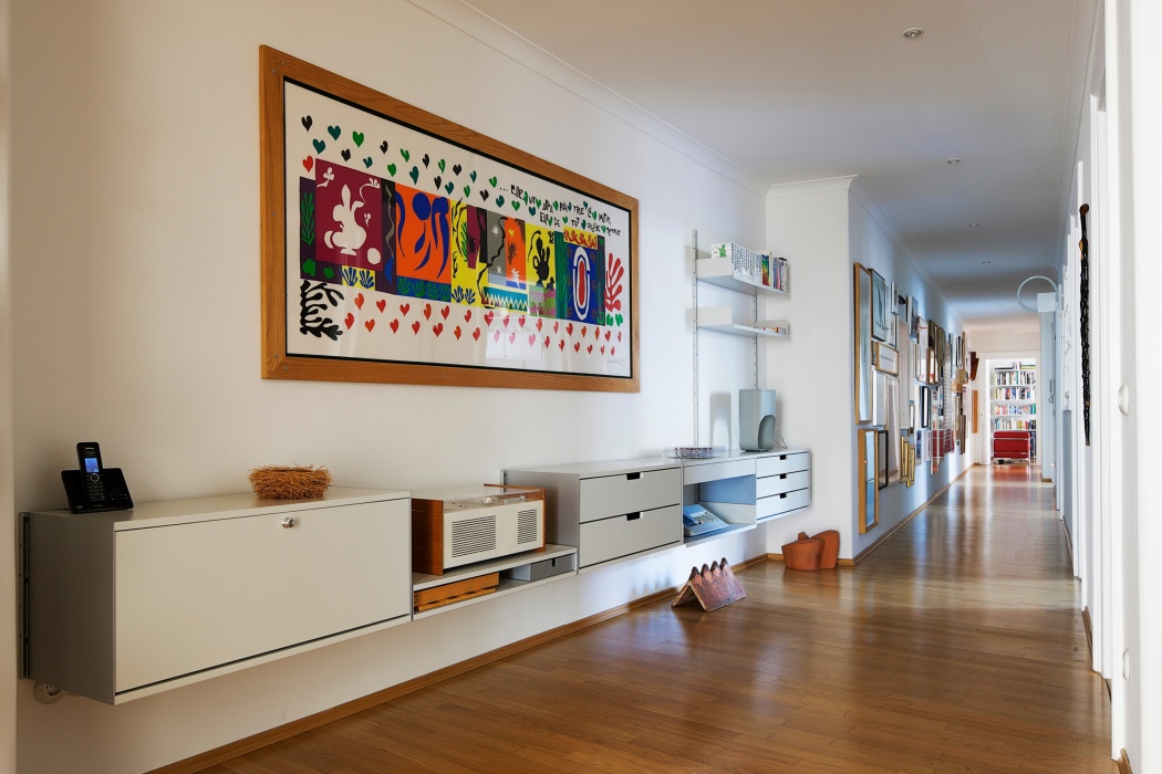 Short E-Tracks in the foreground with longer E-Tracks in the background. Braun’s SK4 on a double shelf; wifi router and wall sockets hidden within fold-down door cabinet. Yet clean and tidy
