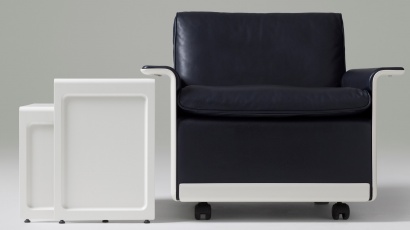 Armchair in blue leather (midnight), on wheels, white shell or frame. Nesting pair of side tables, 621 Table