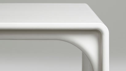 Nesting pair side table detail, off-white. The elegant curves of the 621 Table. Long-lasting material.