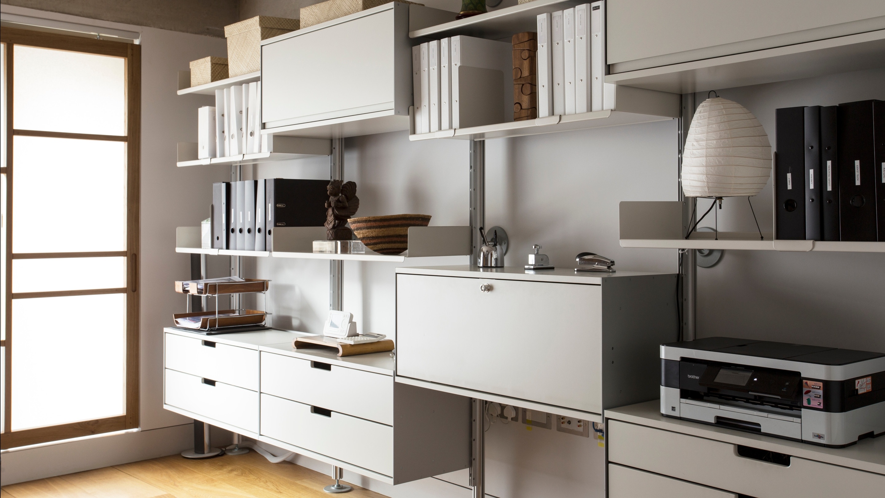 Shelves and prices 606 Universal Shelving System Vitsœ