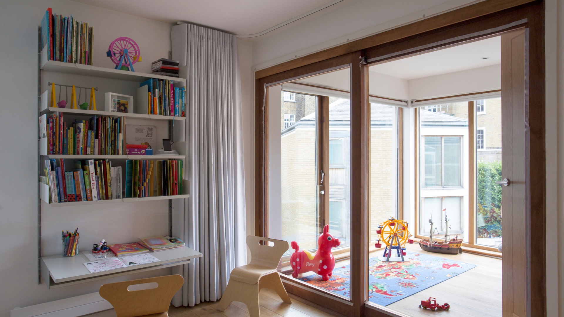 Kids height adjustable desk for living room, home school workstation, modular bookshelves. Off-white. Designer Dieter Rams. Vitsœ 606 Universal Shelving System