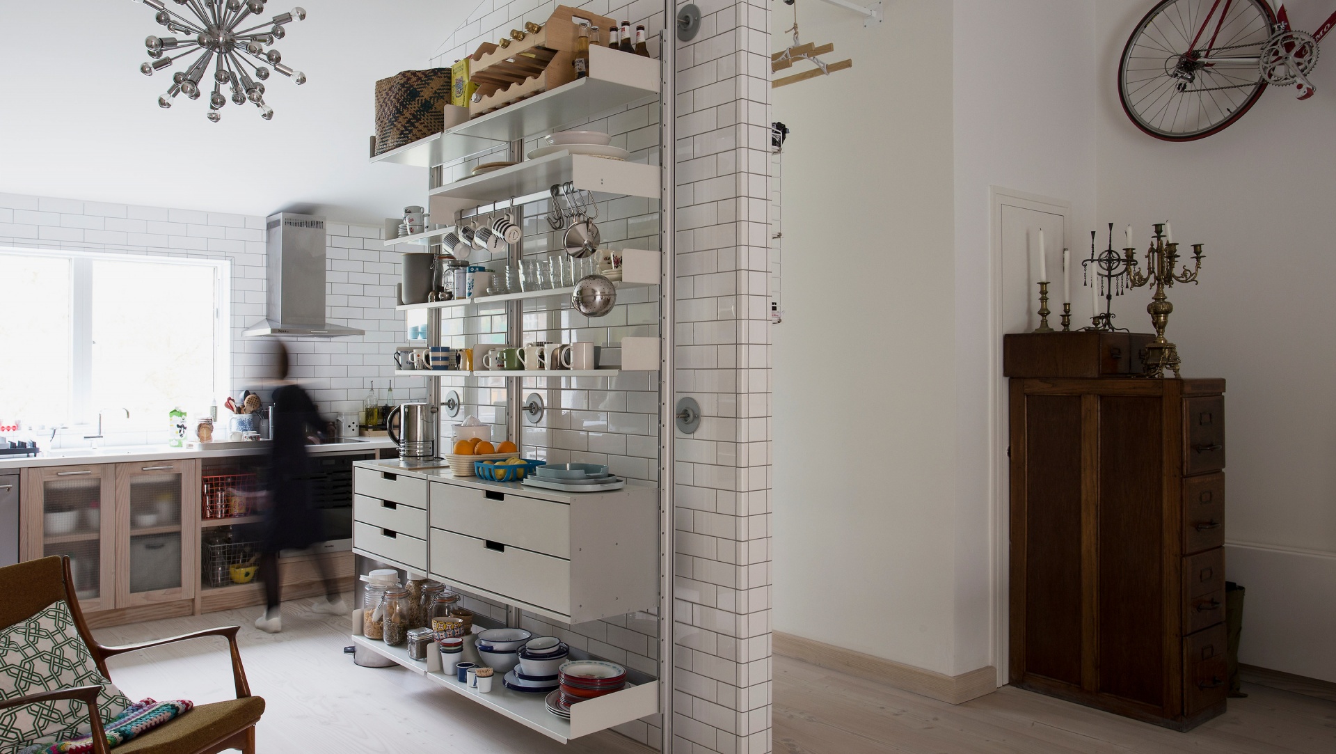 Modern open shelving kitchen with storage cabinets, off-white, wall mounted, heavy kitchenware. Vitsœ Modular 606 Shelving System. Designer shelves, Dieter Rams