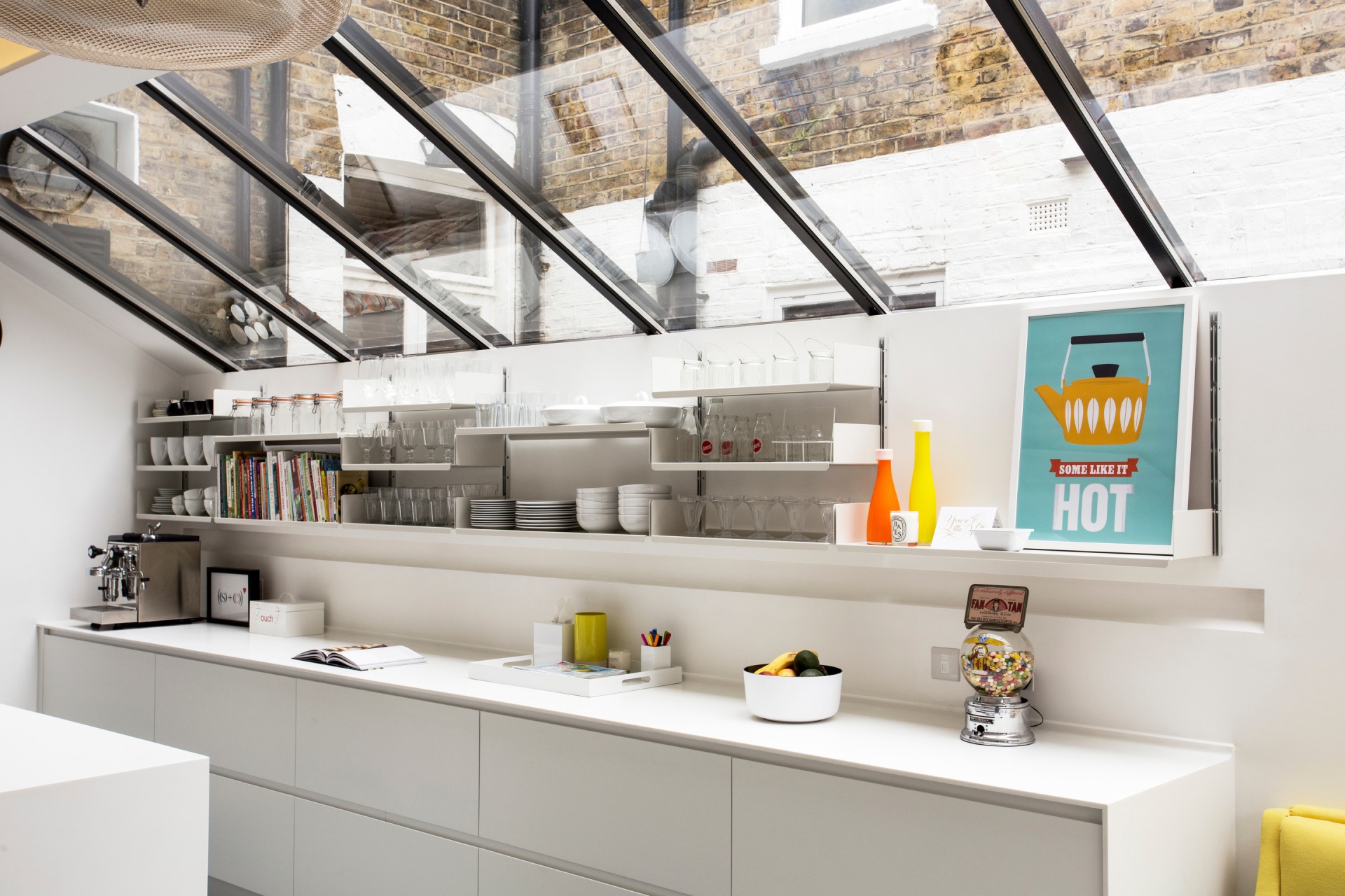 Modern kitchen open top shelves, wall mounted storage, display, bookshelf. Modular Vitsœ 606 Shelving System. Designer shelves, Dieter Rams