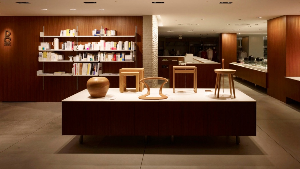 Elsewhere, wall-mounted shelving is installed: specifying 606 enables the use of a single shelving system throughout a space