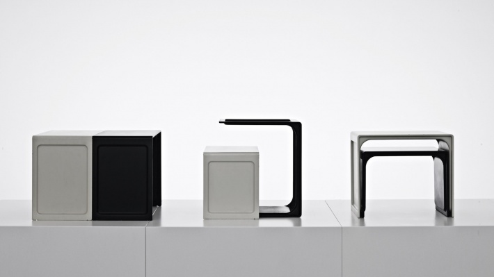 Nesting pair of side tables 621, in black and off-white. Versatile coffee tables. Designed by Dieter Rams. Made by Vitsœ