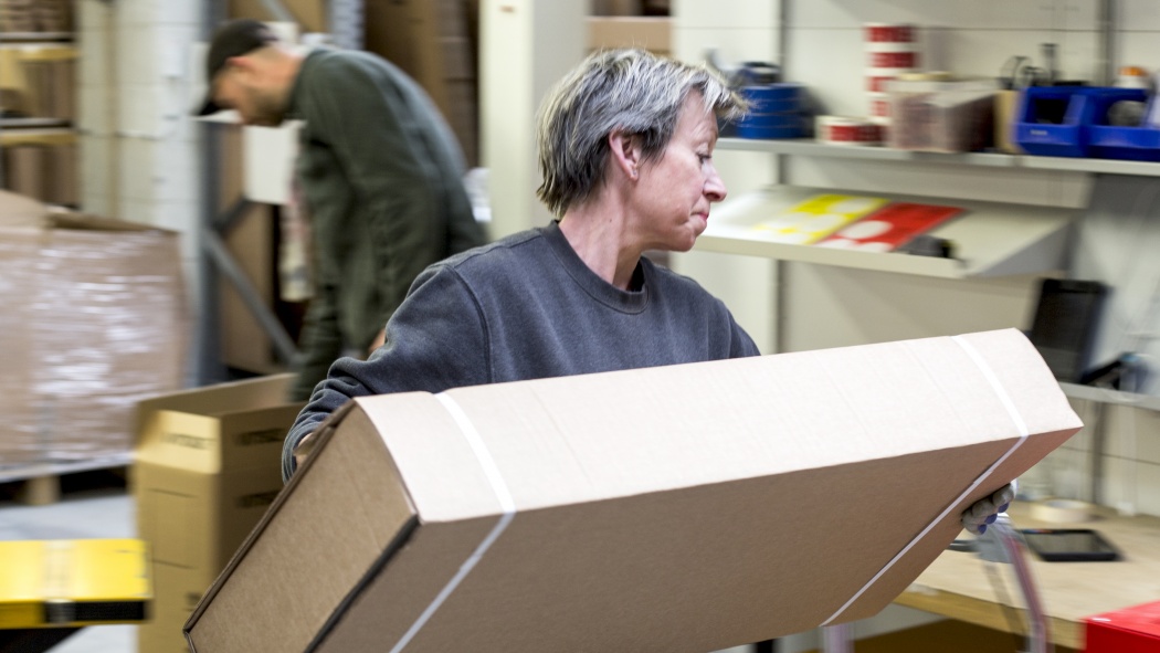 Sandy, packing 606 Universal Shelving System orders at the Vitsœ workshop in 2017