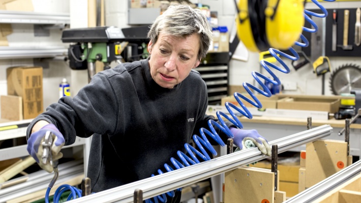 Sandy, preparing a 606 Universal Shelving System X-Post at the Vitsœ workshop in 2017