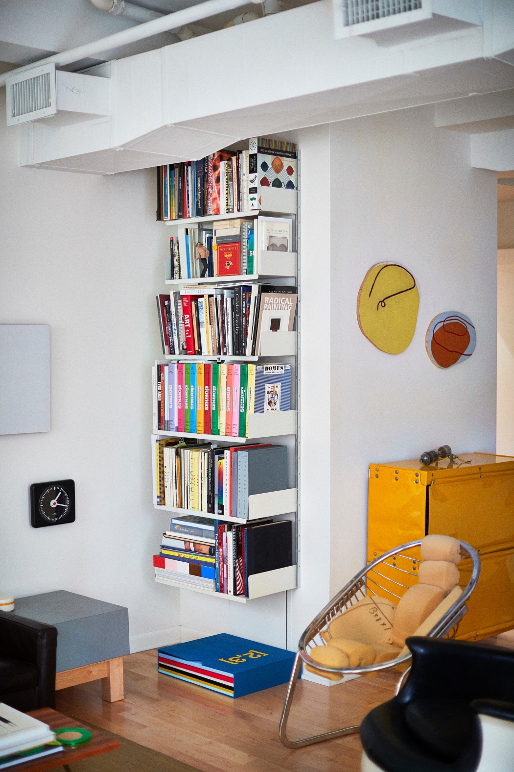 Sue and Alan Ravitz’s 606 Universal Shelving System and Otto Zapf Softline Series storage system in New York