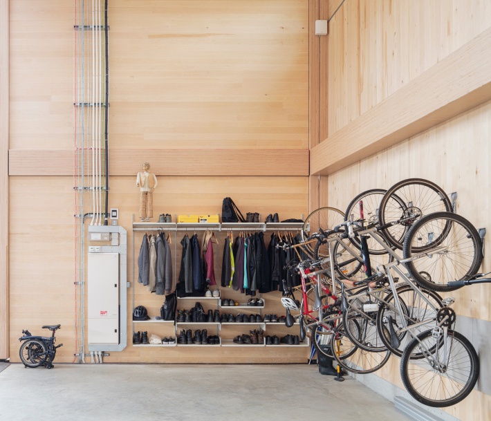 Bike storage and wardrobe at Vitsœ in Royal Leamington Spa. ©Dirk Lindner