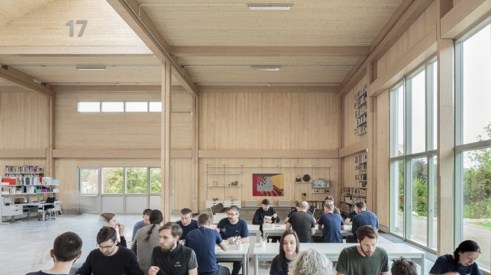 The Vitsœ team eat lunch together in Royal Leamington Spa © Dirk Lindner