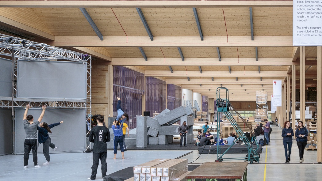 Motionhouse at Vitsoe in Royal Leamington Spa ©Dirk Lindner