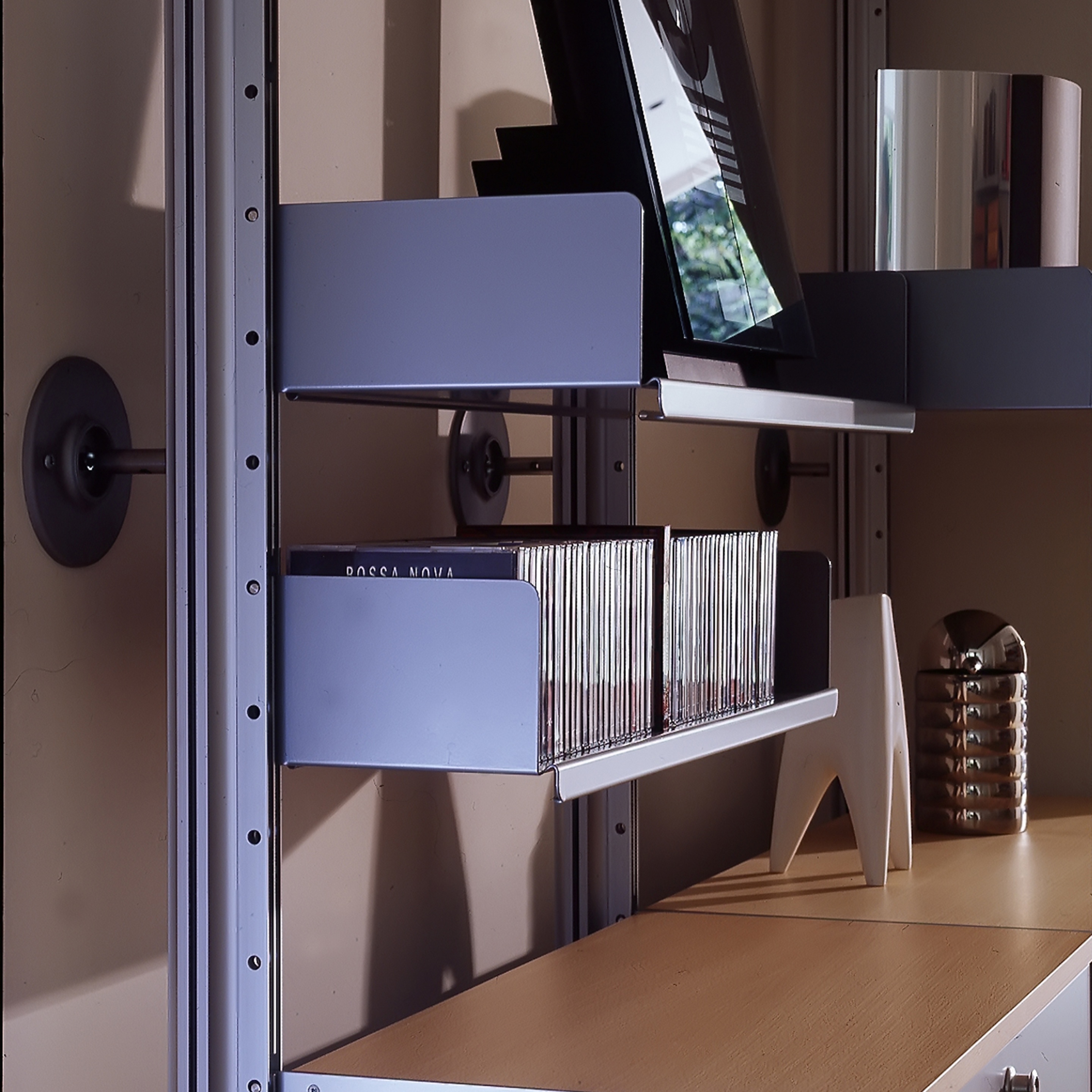 Shelves and prices 606 Universal Shelving System Vitsœ