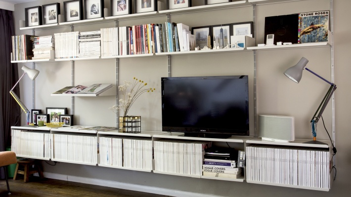 Großes Grauweißes Wand-Bücherregal mit TV-Ständer, vinyl regal metall im Wohnzimmer. Vitsœ Modulares Regalsystem 606. DesignerRegale, Dieter Rams.
