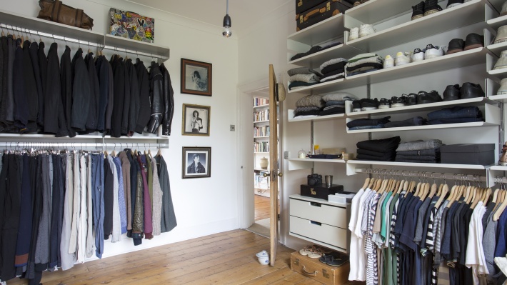 Custom made modern walk in closet. Bedroom open wardrobe system with shoe storage, shelves with strong clothes rail, drawer cabinets. Vitsœ 606 Shelving system, designer Dieter Rams.