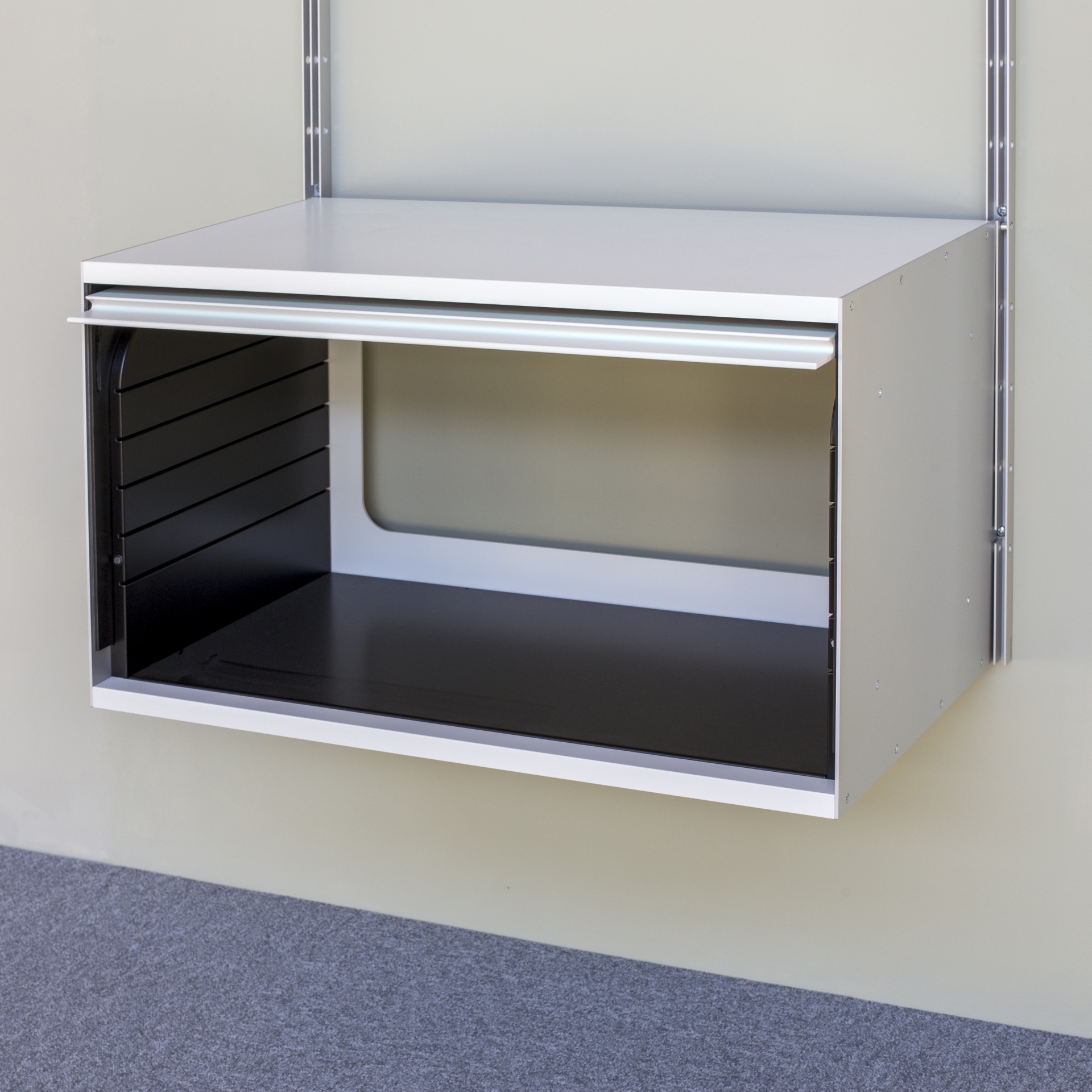 Shelves and prices 606 Universal Shelving System Vitsœ