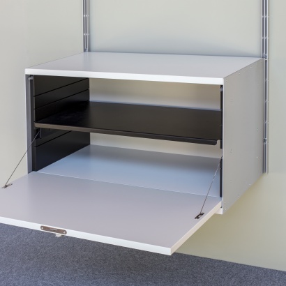 Schwebender abschließbarer Schrank mit verstellbarer Fachboden aus Metall, um in einem klassischen Büro Ihr Briefpapier zu lagern.