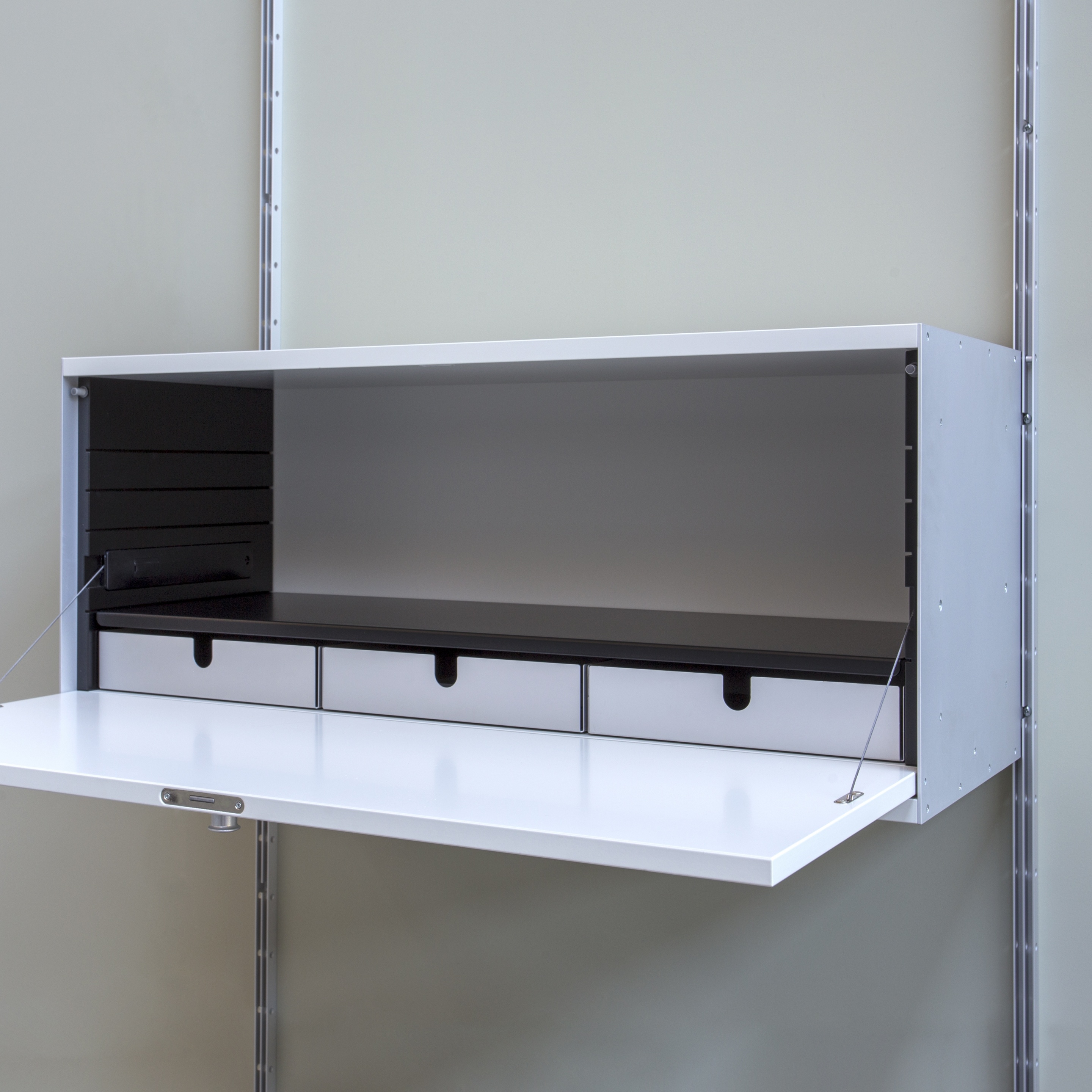 Shelves and prices 606 Universal Shelving System Vitsœ