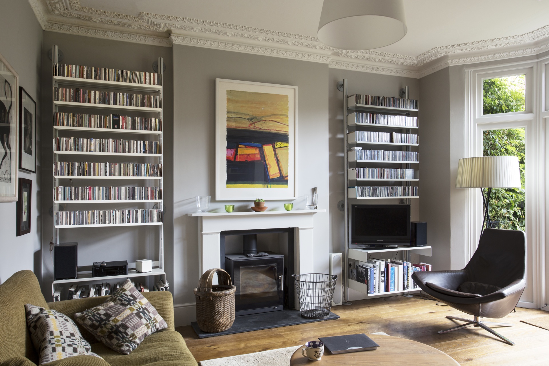 Sideboard locker cabinets for storage in the living room. Floating console, wall mounted. Vitsœ Modular 606 Universal Shelving System. Designer furniture, Dieter Rams