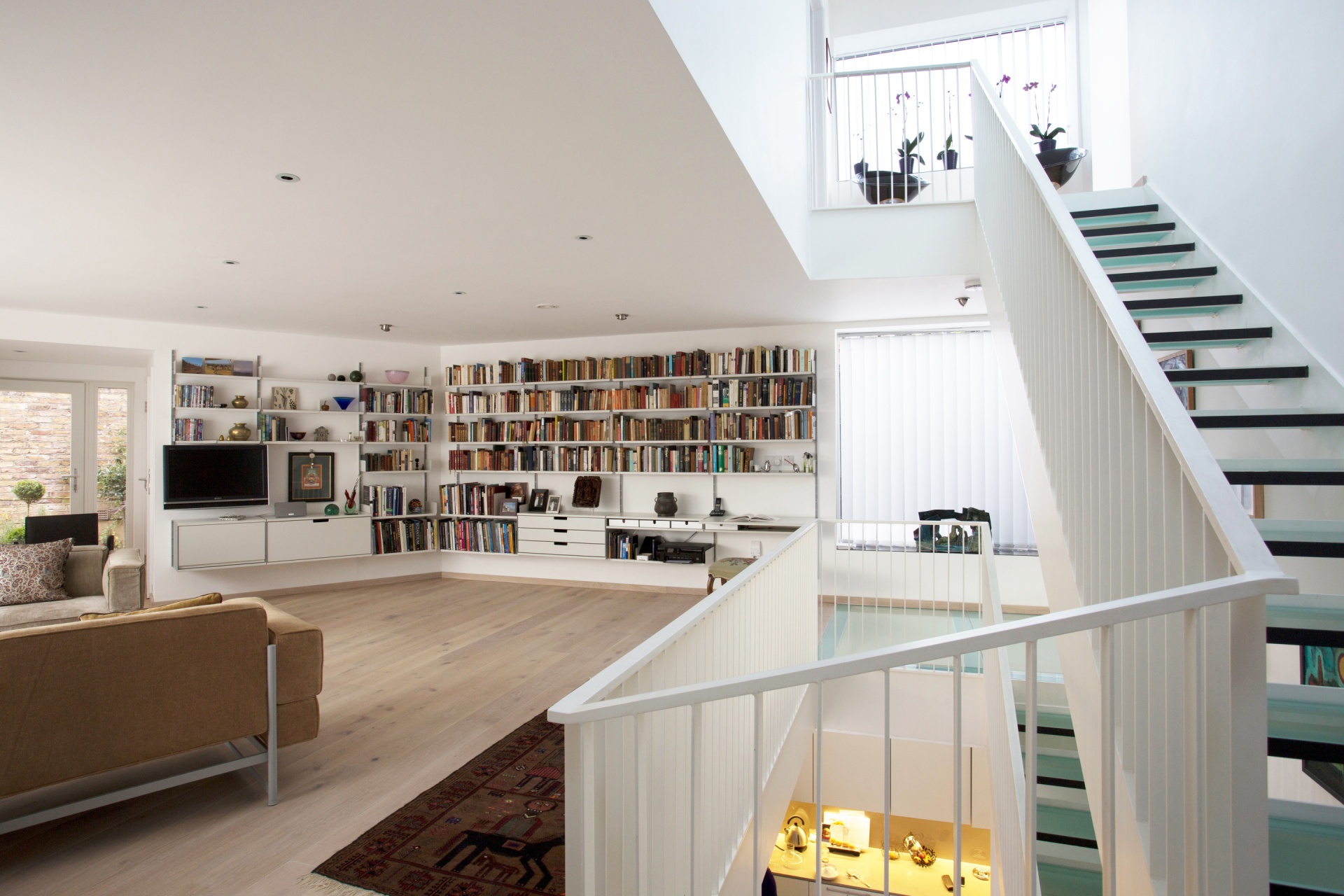 TV stand and bookshelves, sideboard cabinets with drawers for storage and art display and decoration in the living room. Wall mounted, off-white. Vitsœ Modular 606 Universal Shelving System. Designer shelves, Dieter Rams