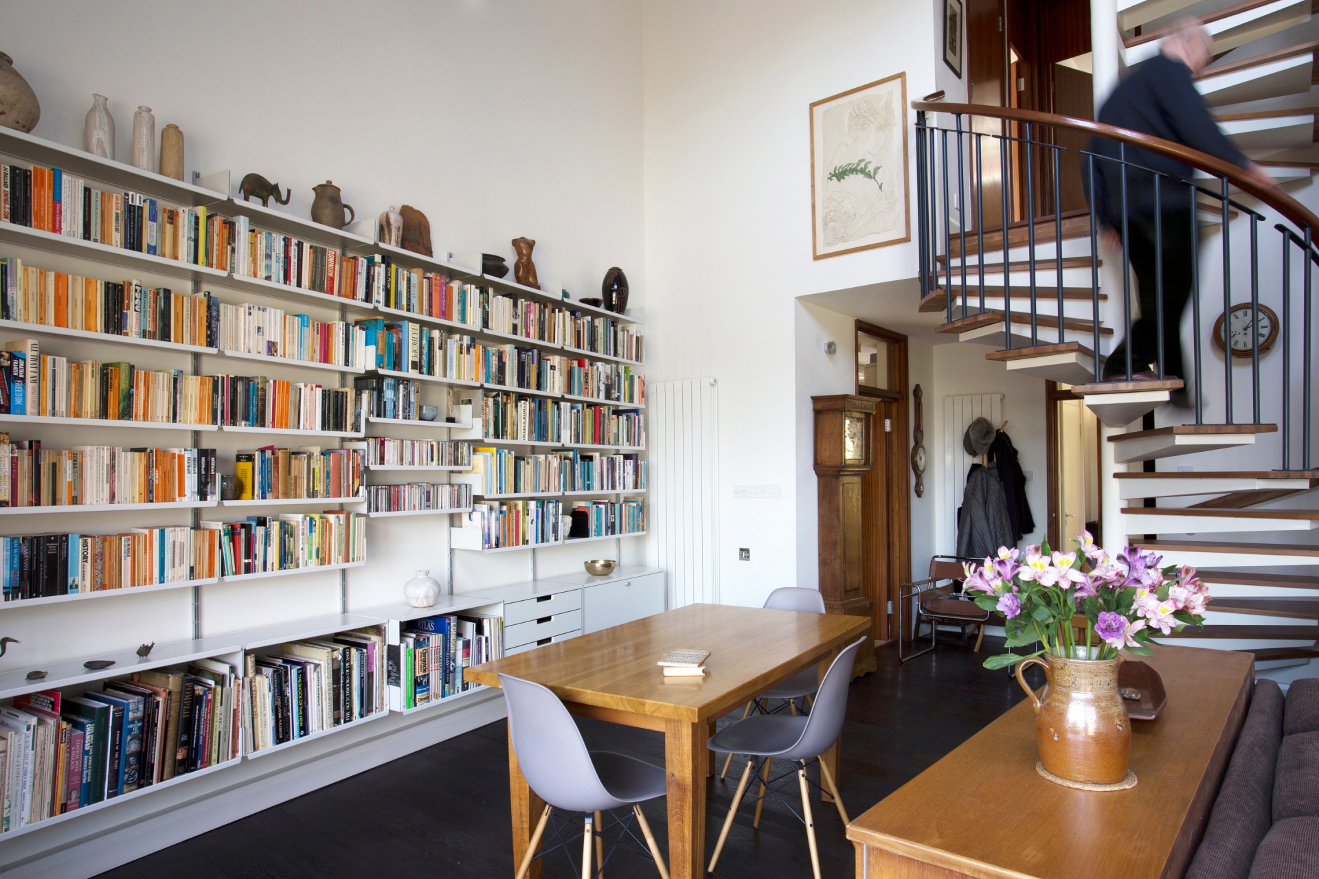 Library bookshelf, art display and decoration shelves, sideboard cabinets with drawers for storage in the living room. Wall mounted, off-white. Vitsœ Modular 606 Universal Shelving System. Designer shelves, Dieter Rams