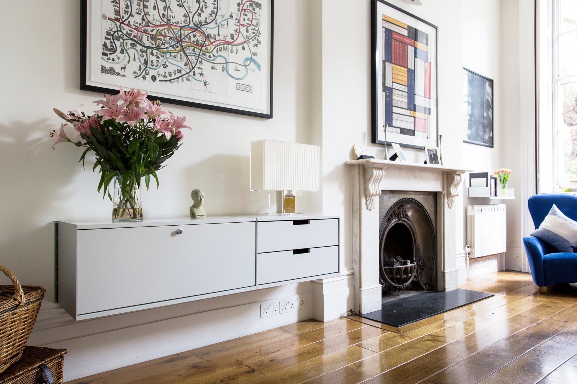 Sideboard cabinets for storage in the living room. Floating console, wall mounted. Vitsœ Modular 606 Universal Shelving System. Designer furniture, Dieter Rams