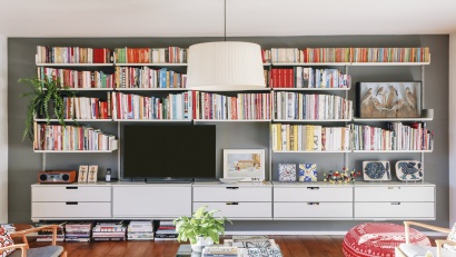 Wohnzimmer moderne Bücherregal mit TV-Ständer. Wandschränke mit Schubladen. In Grauweiß. Vitsœ Modulares Regalsystem 606. DesignerRegale, Dieter Rams