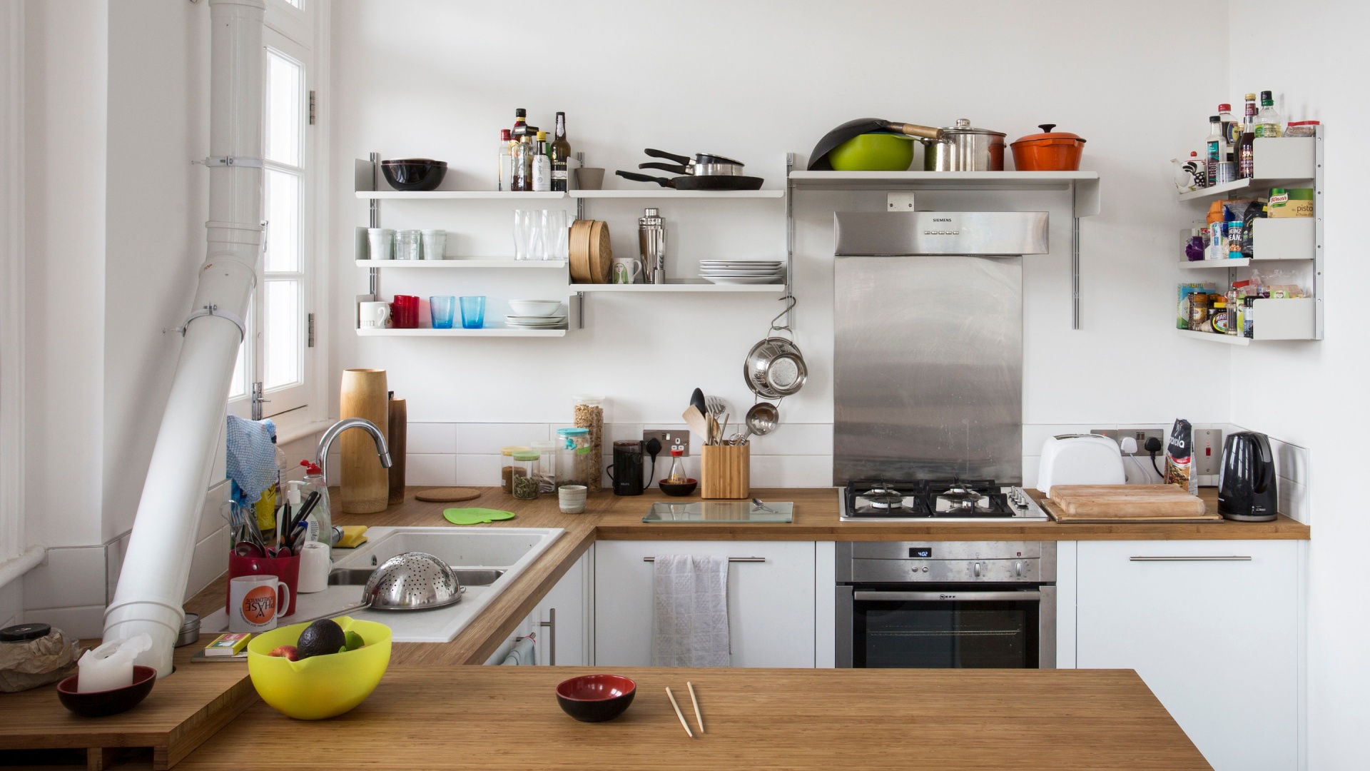 Kitchen open top shelves off-white, wall mounted, space saver storage, kitchenware display, modern. Modular Vitsœ 606 Shelving System. Designer shelves, Dieter Rams