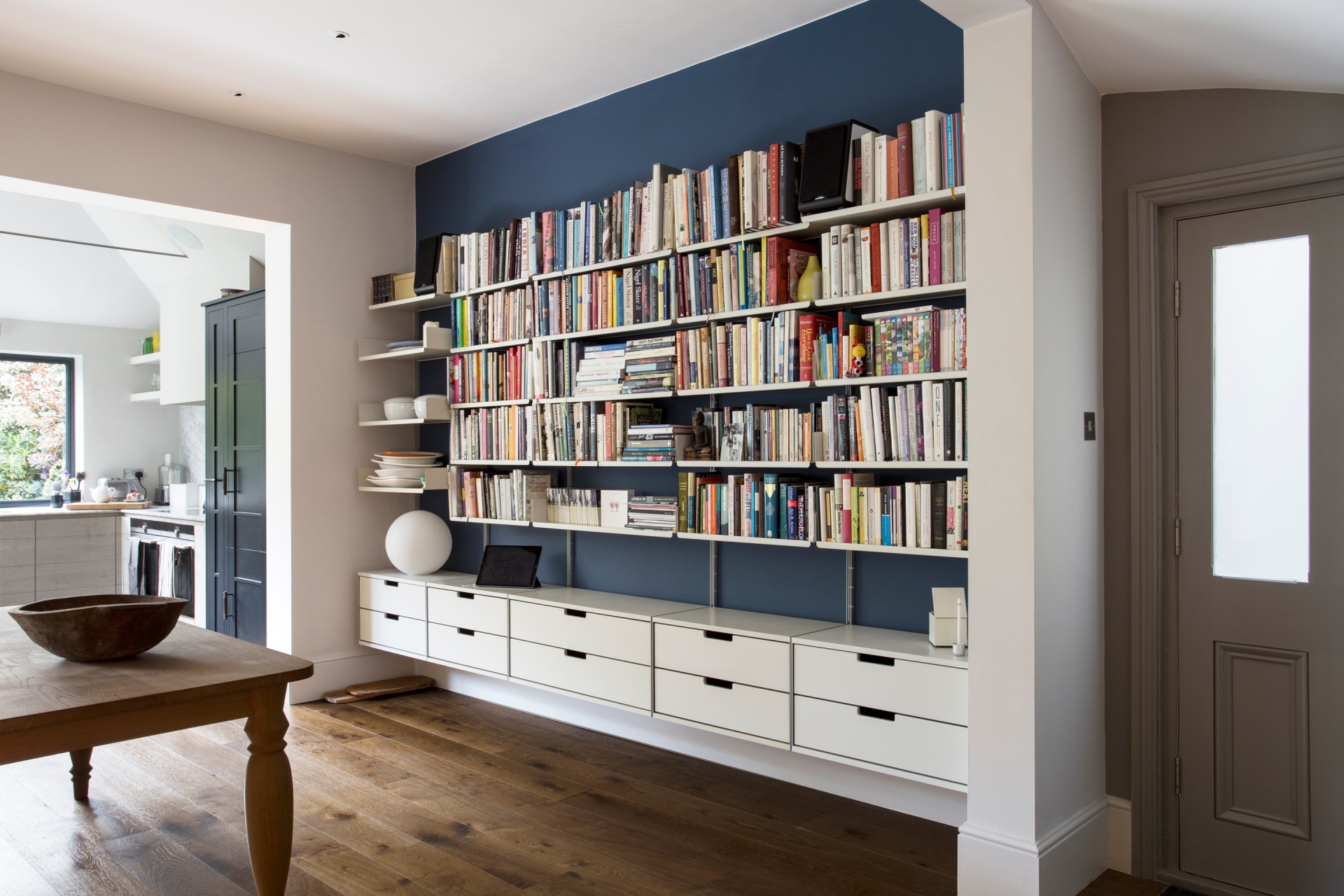 Sideboard cabinets and kitchen bookshelf, wall mounted open shelves for dining room and kitchenware display. Modular Vitsœ 606 Shelving System. Designer shelves, Dieter Rams