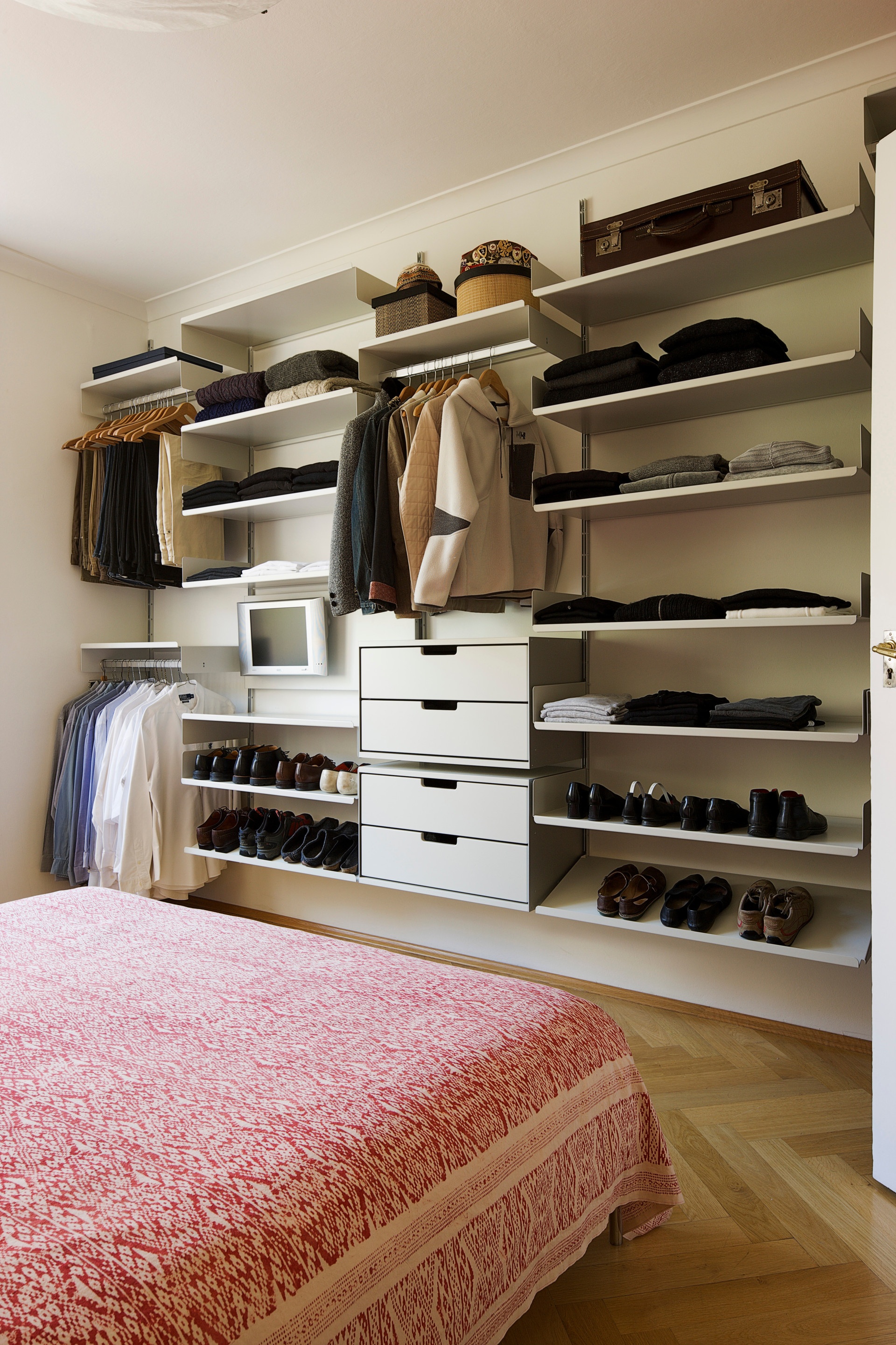 modern custom made open wardrobe system with shoe storage in the bedroom. Strong clothes rail. Vitsœ modular 606 Shelving system, designer Dieter Rams.