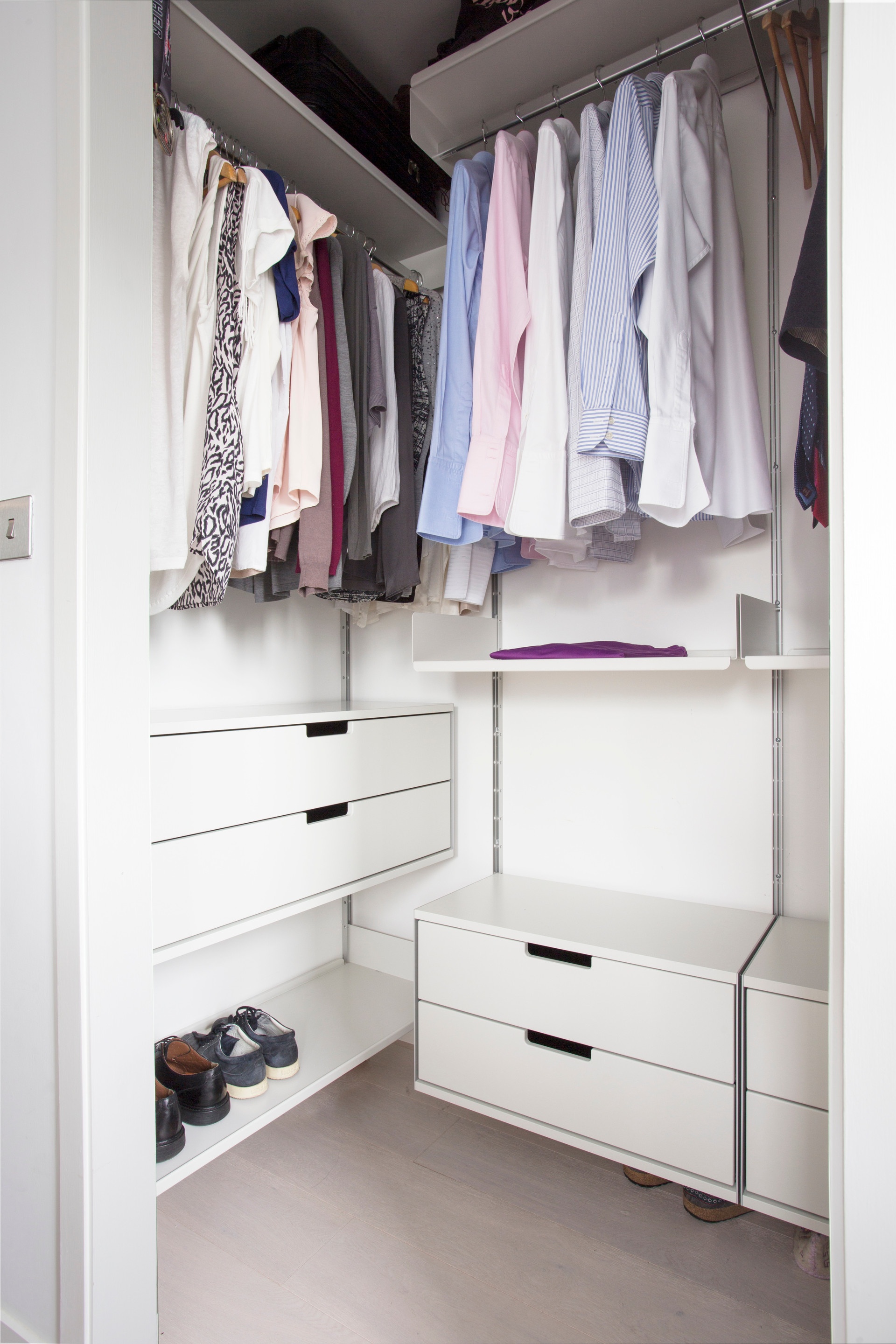 Modern walk in closet or open wardrobe system with shoe storage, shelves with strong clothes rail, drawer cabinets. Vitsœ modular 606 Shelving system, designer Dieter Rams.