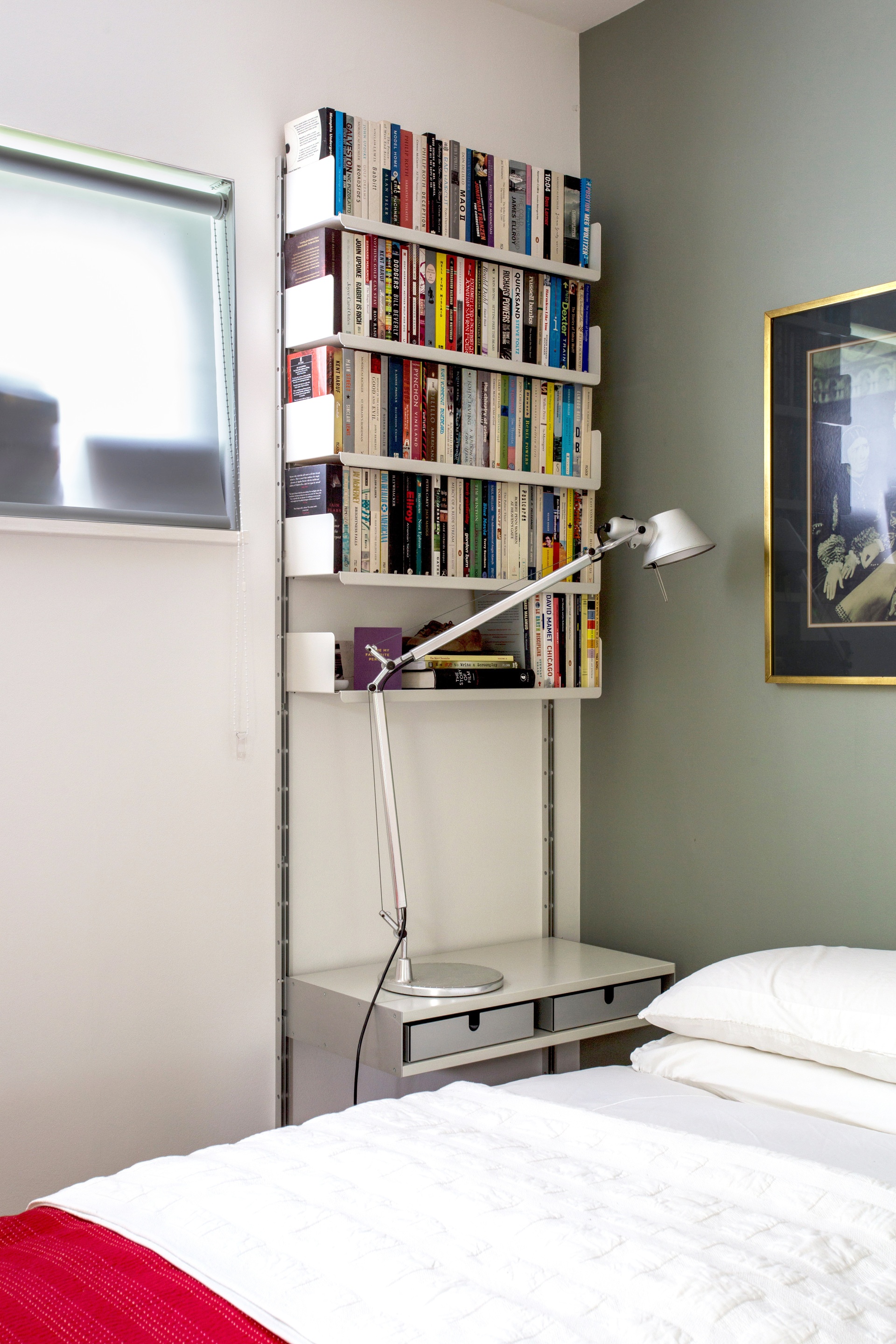 Modern shelving for bookcase in the bedroom and bedside table. Strong shelves for book collections. Vitsœ modular 606 Shelving system, designer Dieter Rams.