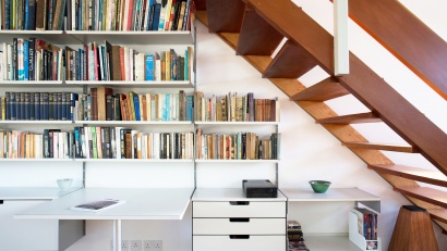 Wall mounted above desk modular shelving system 606 for home office under stairs in the hallway. Strong shelves for book collection. Wall mounted drawer cabinets. Designer Dieter Rams. Vitsœ.