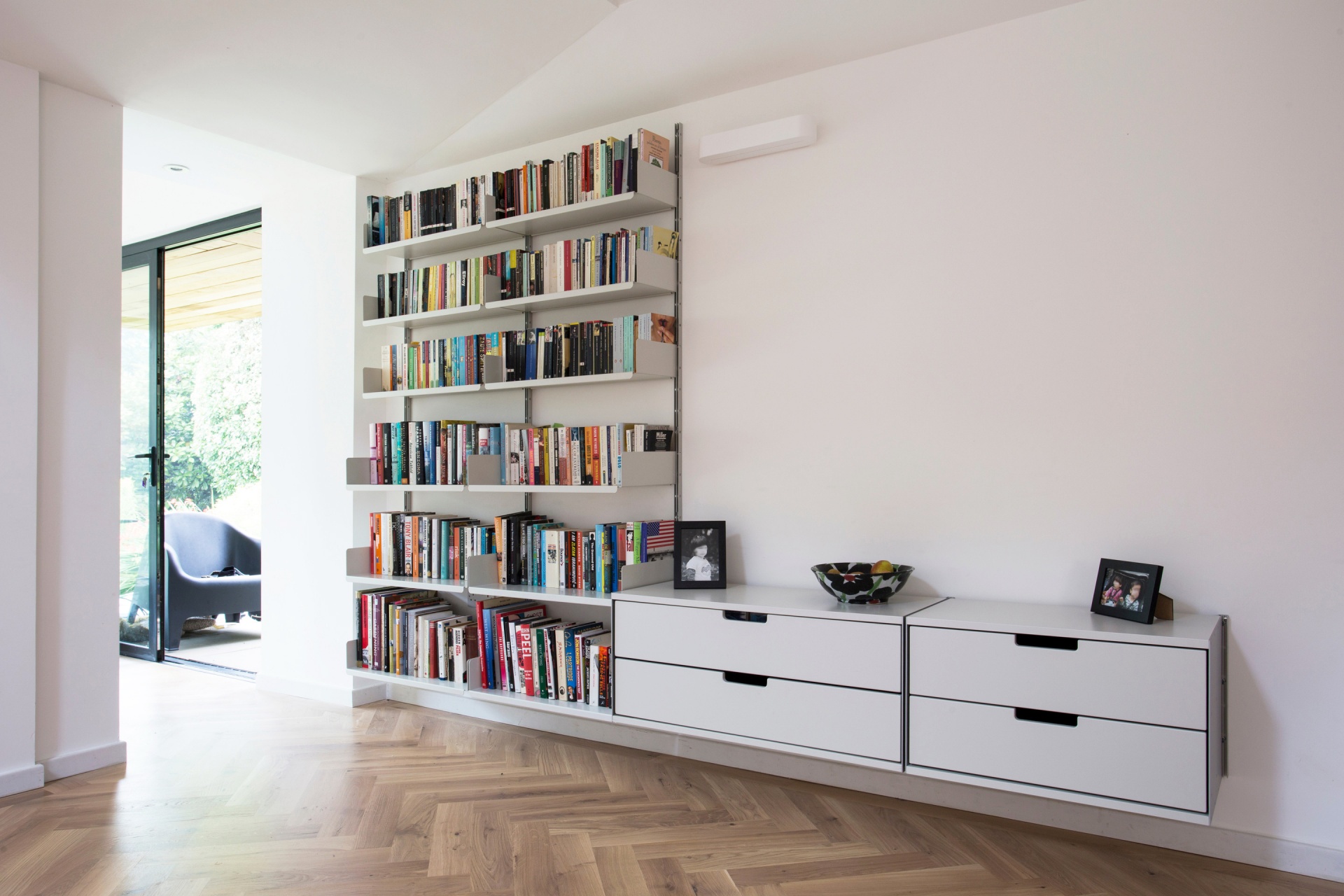 Designer hallway modern bookshelves and floating sideboard cabinets. Vitsœ 606 modular shelving system. Wall mounted, off-white. By Dieter Rams for Vitsœ