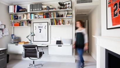 Modular shelving system with floating desk and strong shelves for heavy books and box file storage. Above desk shelving unit, wall-mounted bookshelf, modern study room/office solutions, off-white. Designer shelves, Dieter Rams. Vitsœ 606 Universal Shelving System