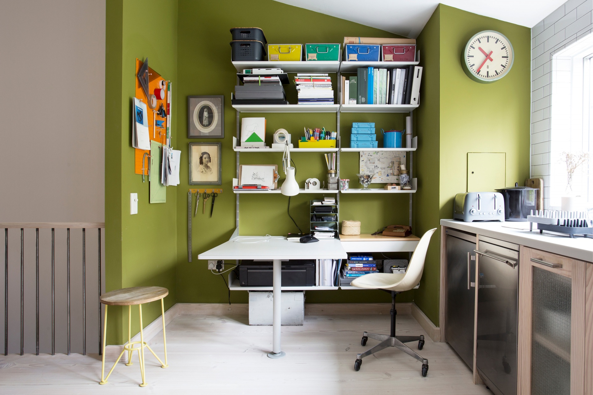 Modular shelving system with desk and strong shelves for heavy books, box file storage, printer and scanner. Above desk shelving unit in off-white, wall-mounted bookshelf for modern home office design in small apartment. Designer shelves, Dieter Rams. Vitsœ 606 Universal Shelving System
