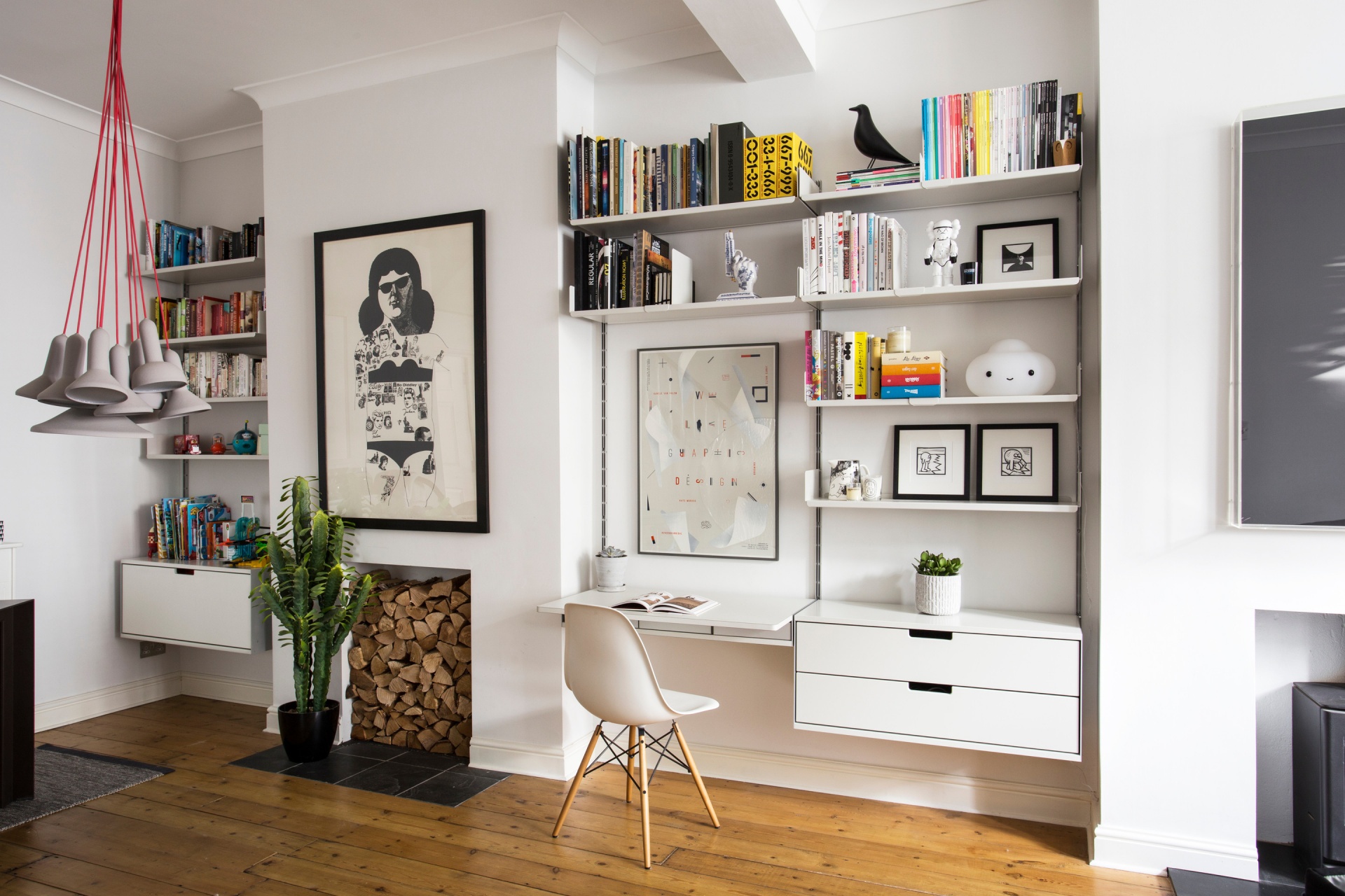 Modular shelving system with desk and strong shelves for heavy books and magazine collections. Above desk shelving unit in off-white, wall mounted bookshelves for modern home office in the living room. Designer shelves, Dieter Rams. Vitsœ 606 Universal Shelving System