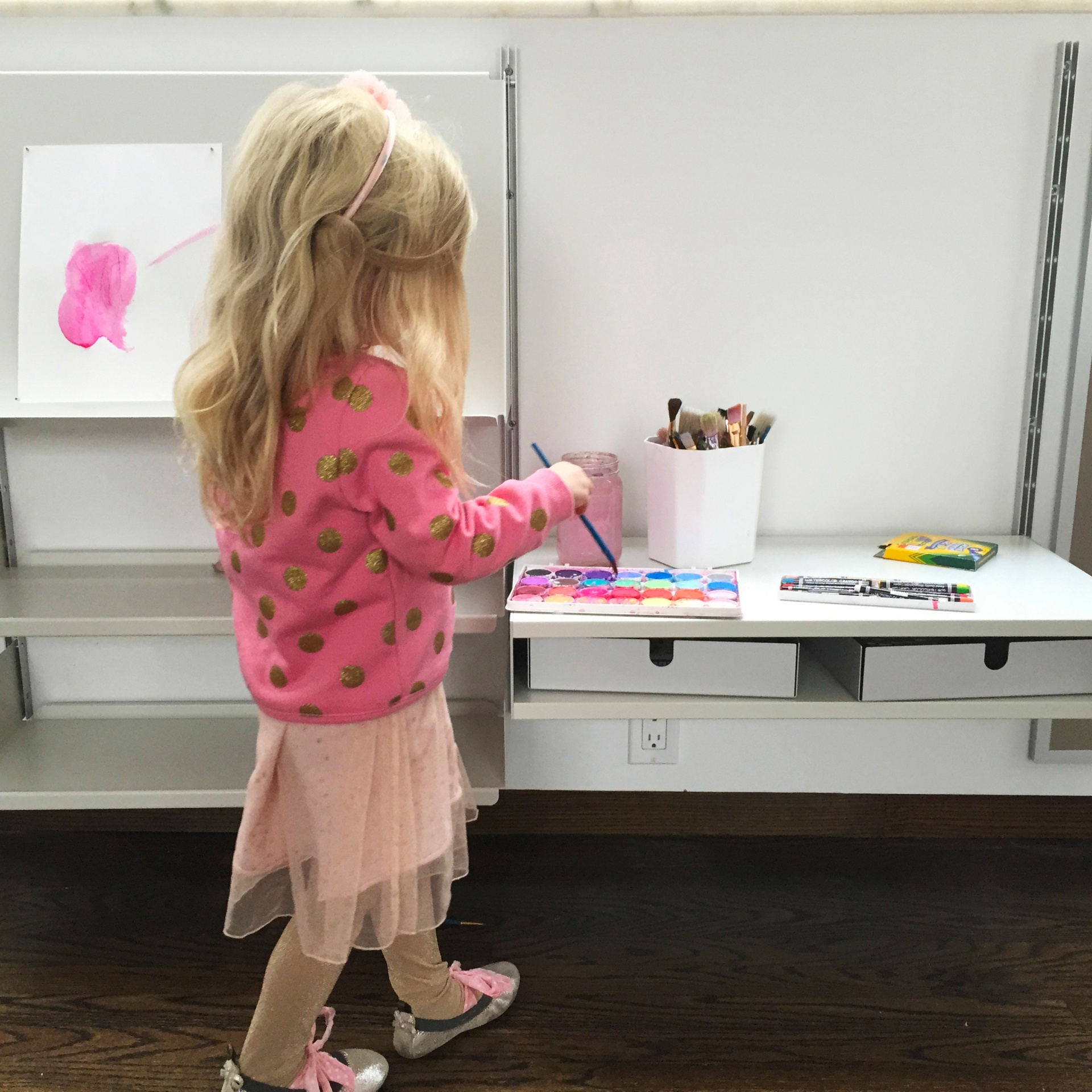 Kids height adjustable desk for art workstation/playroom. Modular bookshelves. Off-white. Designer Dieter Rams. Vitsœ 606 Universal Shelving System