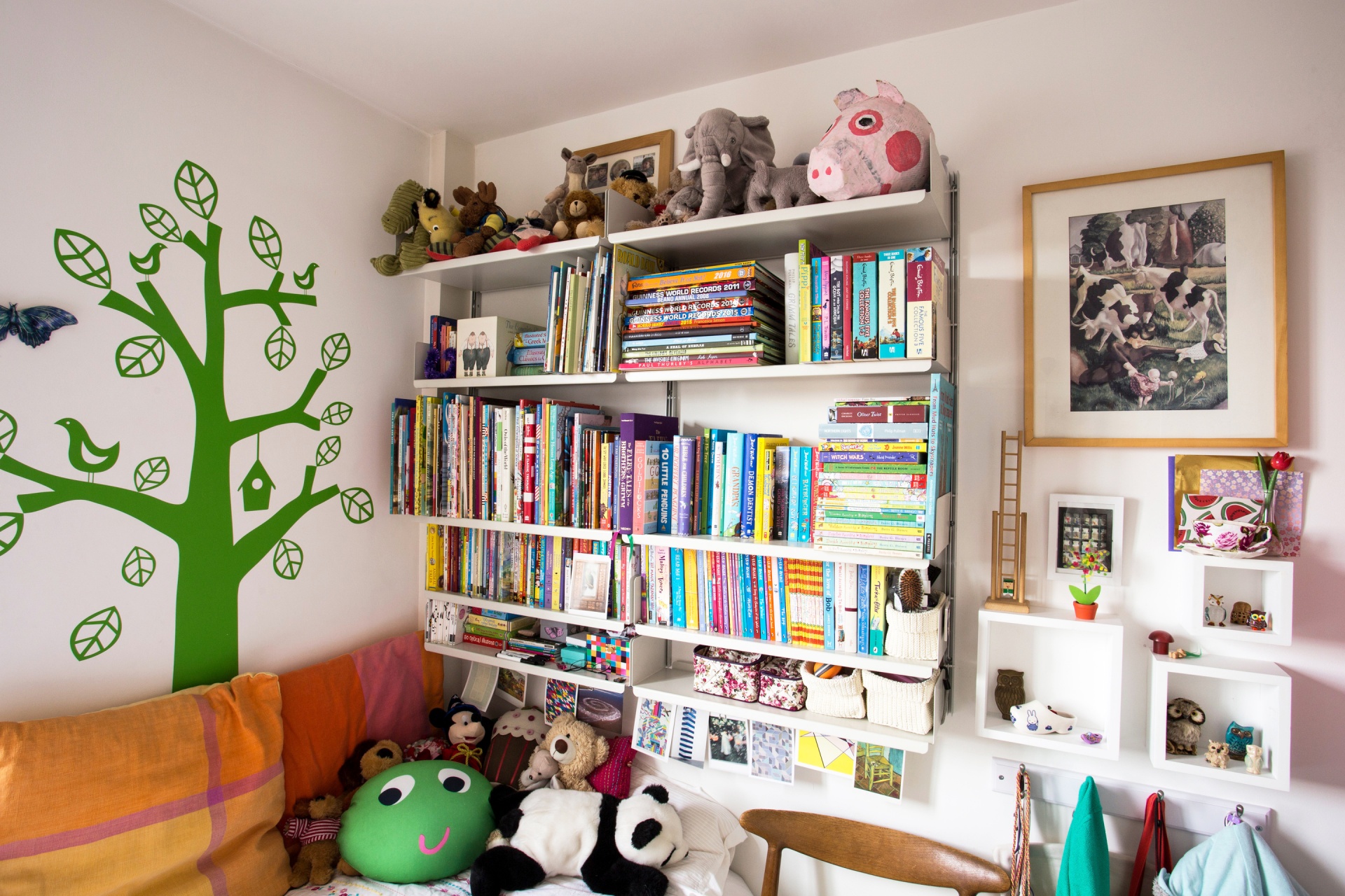 Kids bookshelves in children’s bedroom strong shelves for books collection and toys. Off-white. Designer Dieter Rams. Vitsœ 606 Universal Shelving System