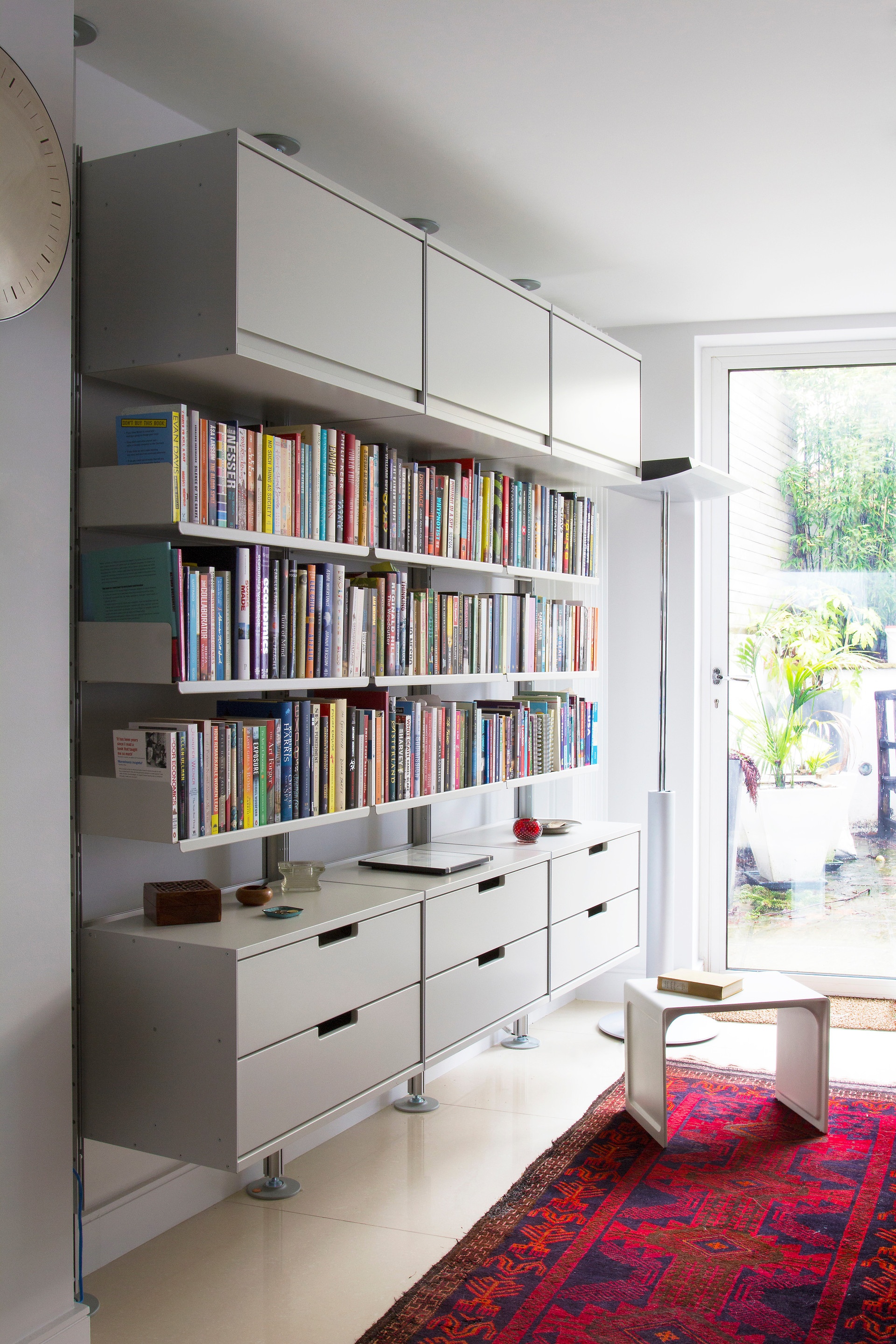 Floor to ceiling bookshelves. Wall mounted bookcases and filing cabinets. Designer shelves, Dieter Rams. Vitsœ 606 Universal Modular Shelving System.